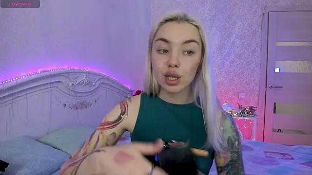 LillyMoure  online show from 13, 11, 2025