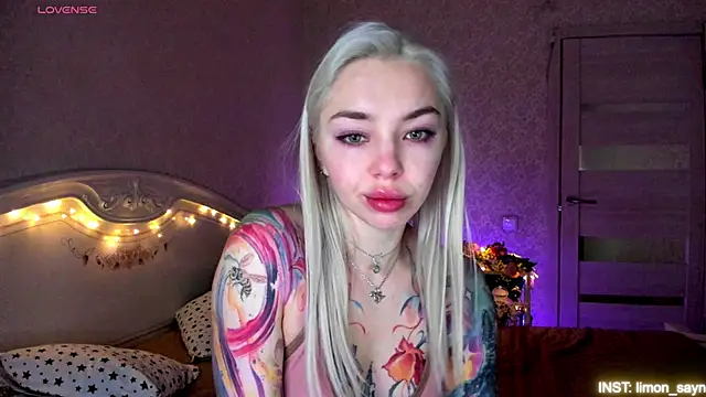 Snapshot of LillyMoure_ chatting on 4, 5, 2026 LillyMoure online show from 4, 5, 2026