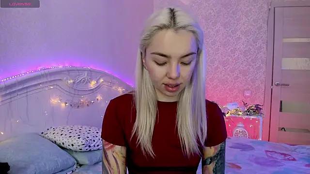 LillyMoure  online show from 8, 11, 2025