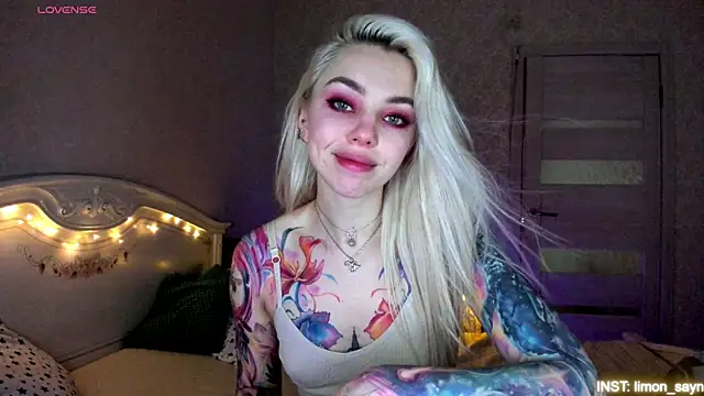 Snapshot of LillyMoure_ chatting on 4, 6, 2026 LillyMoure online show from 4, 6, 2026