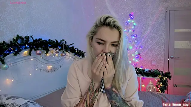 LillyMoure  online show from 15, 12, 2025