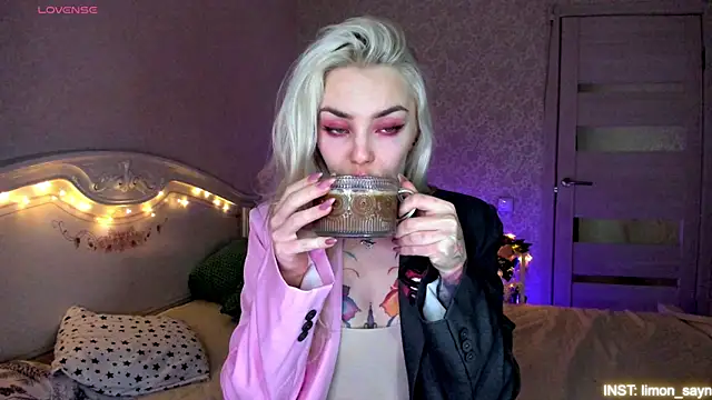 Snapshot of LillyMoure_ chatting on 20, 5, 2026 LillyMoure online show from 20, 5, 2026