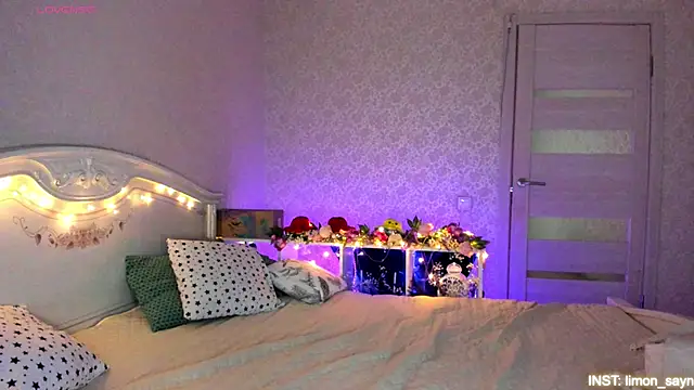 Snapshot of LillyMoure_ chatting on 28, 5, 2026 LillyMoure online show from 28, 5, 2026