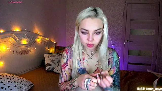 LillyMoure  online show from 14, 4, 2026