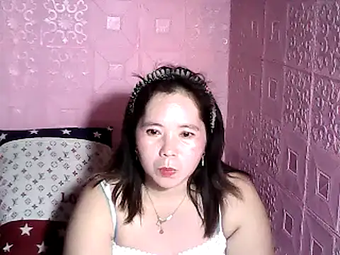 Snapshot of Cutehornywetmom chatting on 5, 1, 2025 Cutehornywetmom online show from 5, 1, 2025