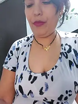 Poojabhabi101 online show from 6, 11, 2025