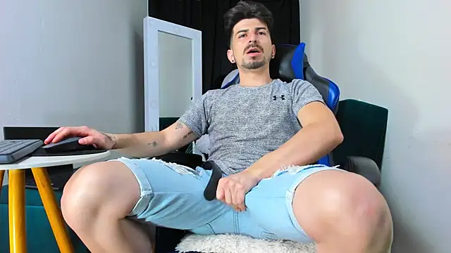 LiamCossio  online show from 8, 1, 2025