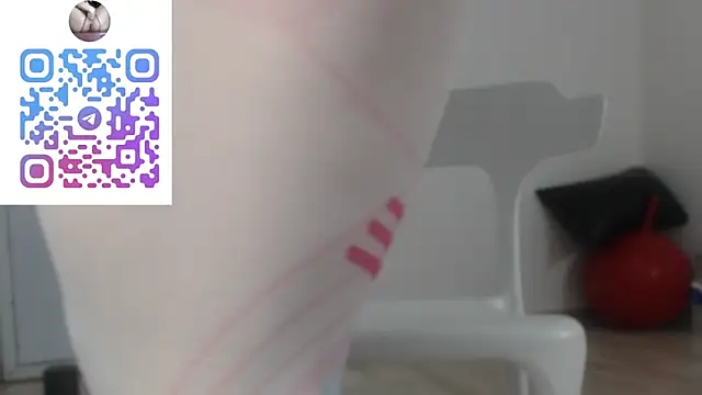 girl squiting online show from 19, 10, 2025