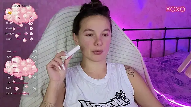 Snapshot of lil_luna_x chatting on 12, 10, 2025 lil luna x online show from 12, 10, 2025