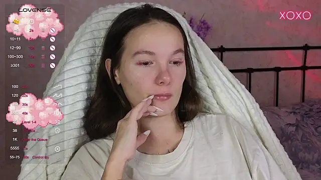 Snapshot of lil_luna_x chatting on 23, 10, 2025 lil luna x online show from 23, 10, 2025