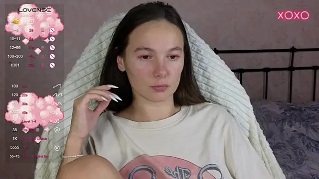 Snapshot of lil_luna_x chatting on 8, 10, 2025 lil luna x online show from 8, 10, 2025