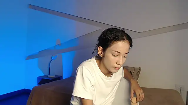 hot little bunny online show from 17, 11, 2025