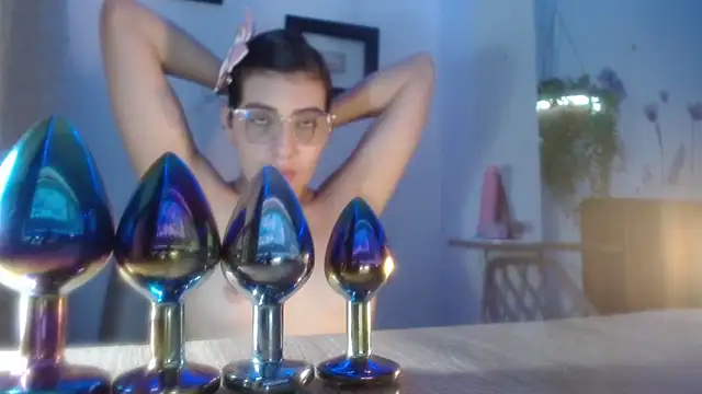 DaMikaela  online show from 5, 2, 2026