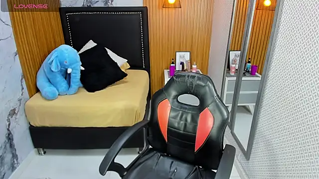 LORENADAVIES online show from 8, 11, 2025