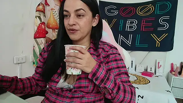 LovelyAzucena online show from 20, 4, 2026