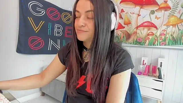 Snapshot of LovelyAzucena chatting on 11, 11, 2025 LovelyAzucena online show from 11, 11, 2025