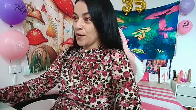 LovelyAzucena online show from 4, 5, 2026
