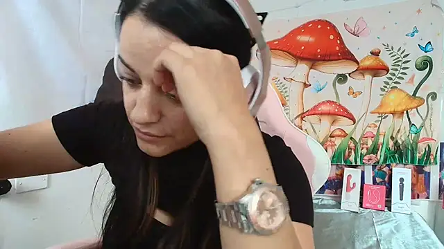 Snapshot of LovelyAzucena chatting on 10, 7, 2026 LovelyAzucena online show from 10, 7, 2026