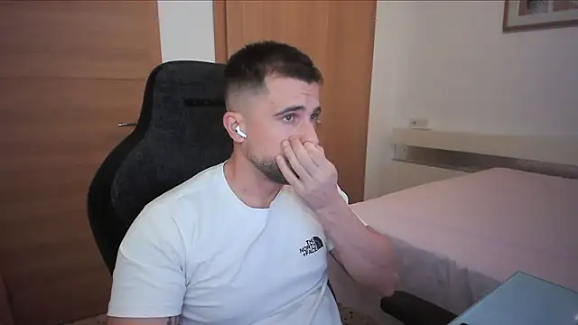 Snapshot of alex877x chatting on 24, 10, 2025 alex877x online show from 24, 10, 2025