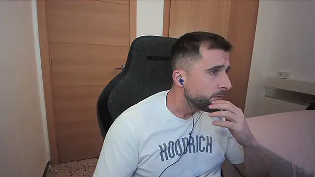 Snapshot of alex877x chatting on 28, 10, 2025 alex877x online show from 28, 10, 2025