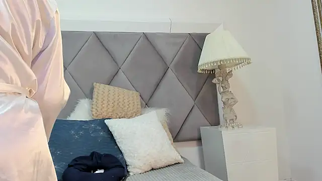 Snapshot of MiaMancini chatting on 20, 11, 2025 MiaMancini online show from 20, 11, 2025