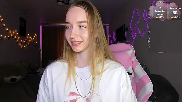 Snapshot of MoonDust chatting on 20, 3, 2026 MoonDust online show from 20, 3, 2026