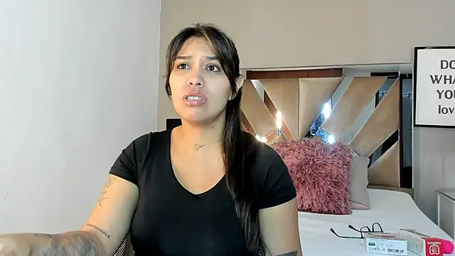 Snapshot of sharlott18 chatting on 25, 12, 2024 sharlott18 online show from 25, 12, 2024