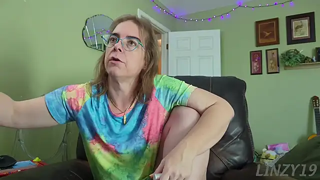 Linzy 19 online show from 11, 11, 2025