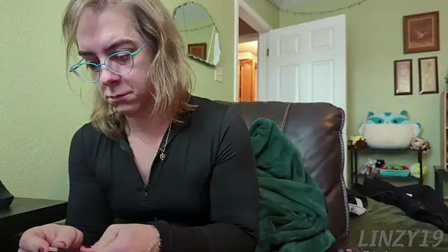 Linzy 19 online show from 1, 12, 2025