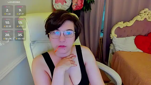 Snapshot of Lily_Marlin chatting on 12, 6, 2026 Lily Marlin online show from 12, 6, 2026