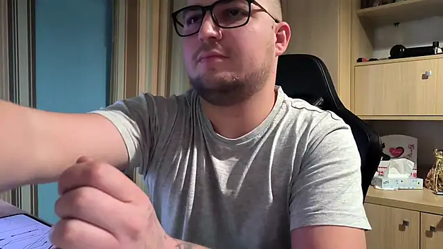 Snapshot of bigpuff_hott chatting on 17, 10, 2025 bigpuff hott online show from 17, 10, 2025