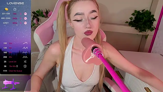 LeonaEviann online show from 14, 4, 2026