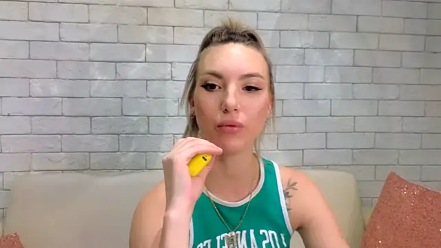 Snapshot of MiaMinx chatting on 7, 2, 2025 MiaMinx online show from 7, 2, 2025