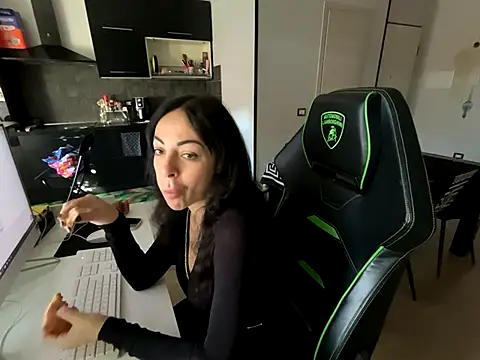 Snapshot of Chloe_Ricci chatting on 3, 11, 2025 Chloe Ricci online show from 3, 11, 2025