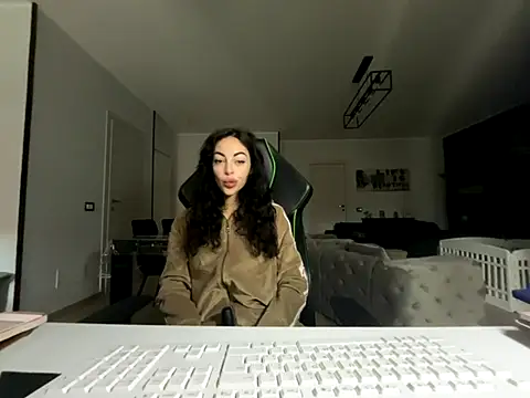 Chloe Ricci online show from 5, 12, 2025