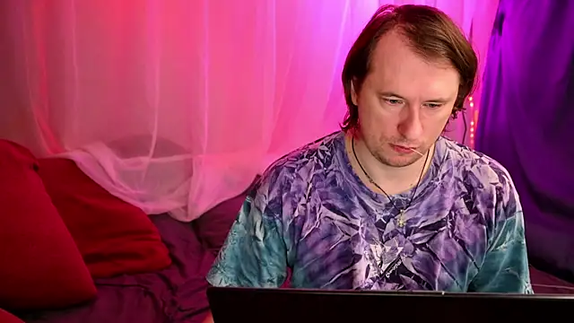 Claudia and elon  online show from 4, 10, 2025