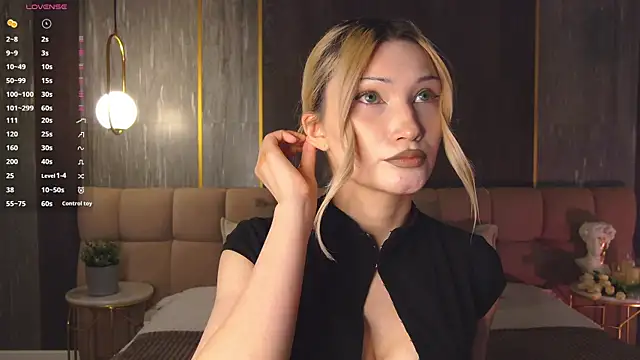 Snapshot of CarolReeves chatting on 5, 5, 2026 CarolReeves online show from 5, 5, 2026