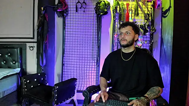 Snapshot of Twisted_Fantasy chatting on 3, 12, 2025 Twisted Fantasy online show from 3, 12, 2025