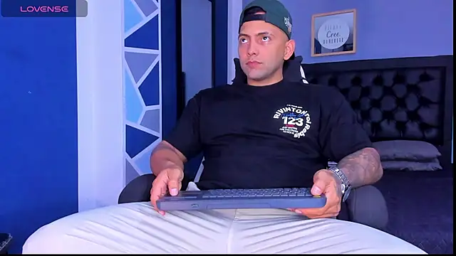 Snapshot of alex_oficial chatting on 27, 4, 2026 alex oficial online show from 27, 4, 2026