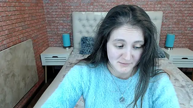 Holliy Cooper online show from 26, 10, 2025