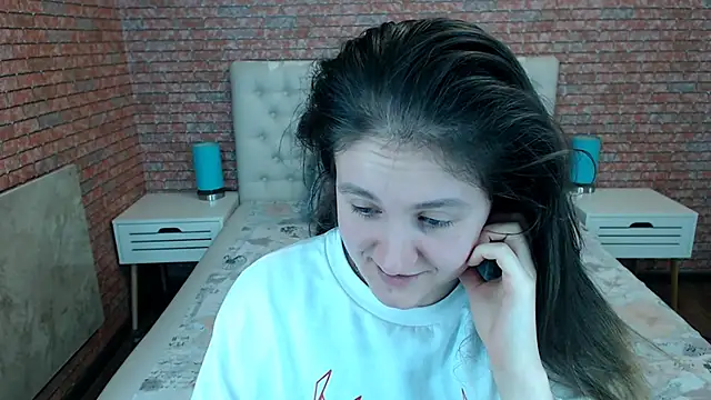 Holliy Cooper online show from 15, 11, 2025