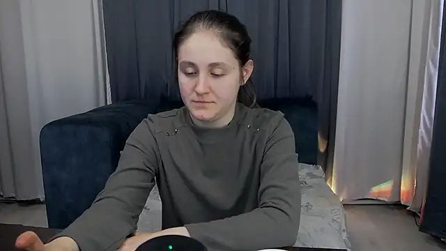 Holliy Cooper online show from 24, 4, 2026