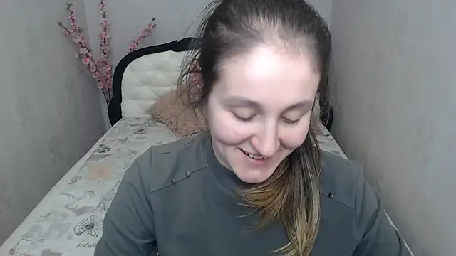 Holliy Cooper online show from 23, 4, 2026