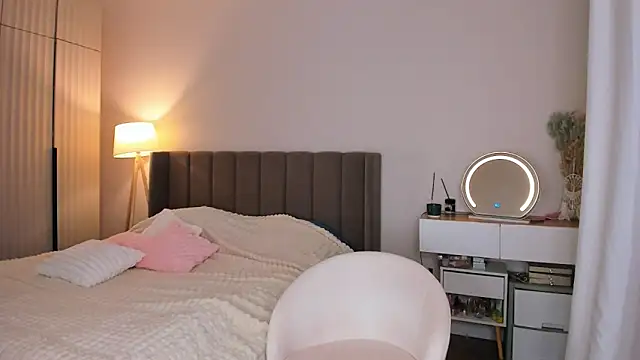 Anni  cute online show from 2, 4, 2026