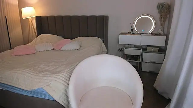 Anni  cute online show from 23, 4, 2026