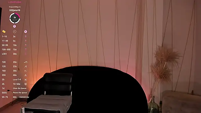 LizzHamilton   online show from 23, 11, 2025