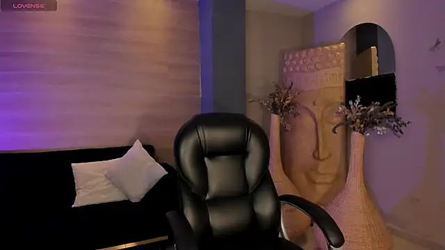 LizzHamilton   online show from 15, 12, 2025