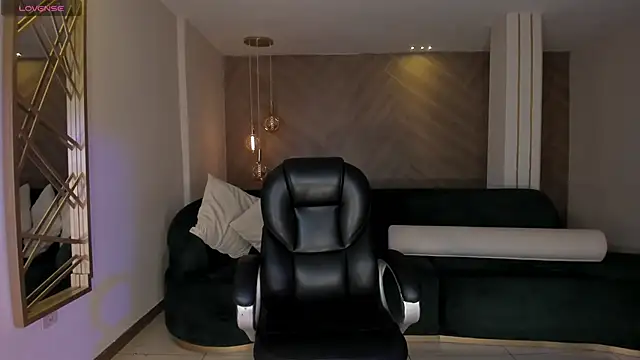 LizzHamilton   online show from 28, 11, 2025