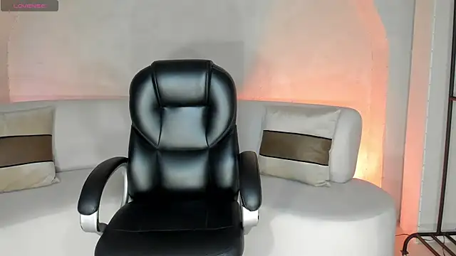 LizzHamilton   online show from 13, 9, 2025