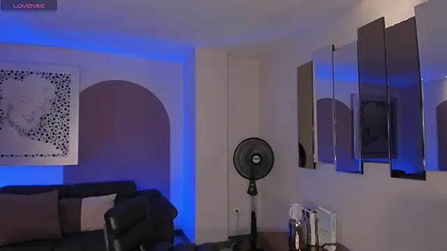 LizzHamilton   online show from 13, 11, 2025